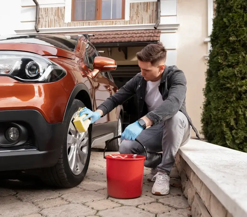 Lavage auto à domicile Bangor : professionnel intervenant sur un véhicule